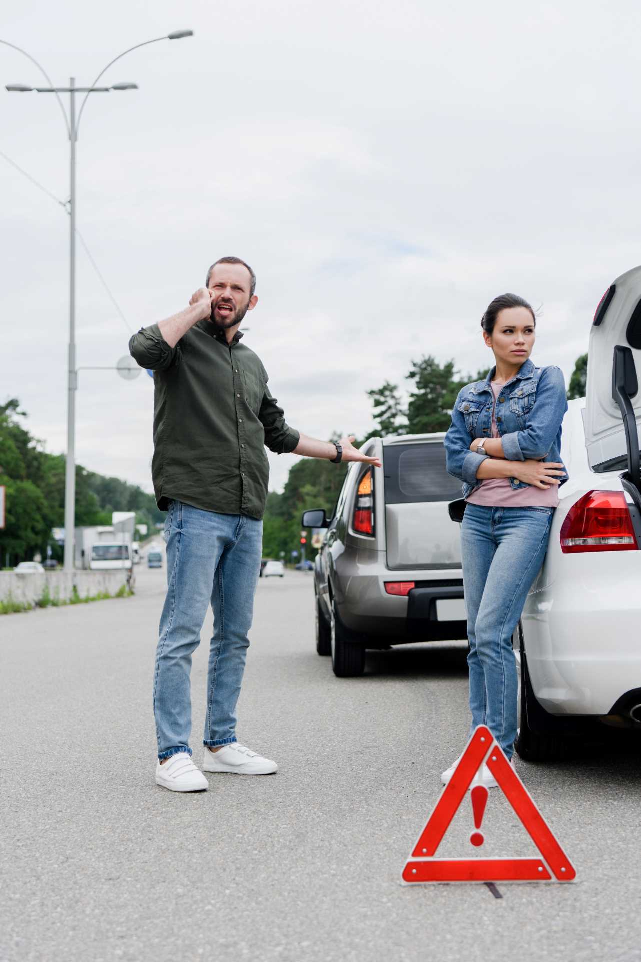Unfallgutachten 3 angry and upset drivers standing on road after car 2023 11 27 05 12 05 utc c